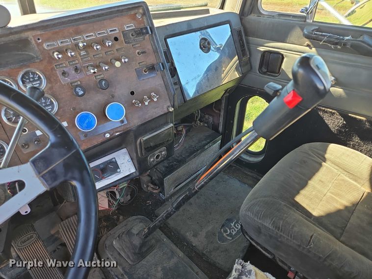 image for item DY1367 1996 Peterbilt 379 semi truck