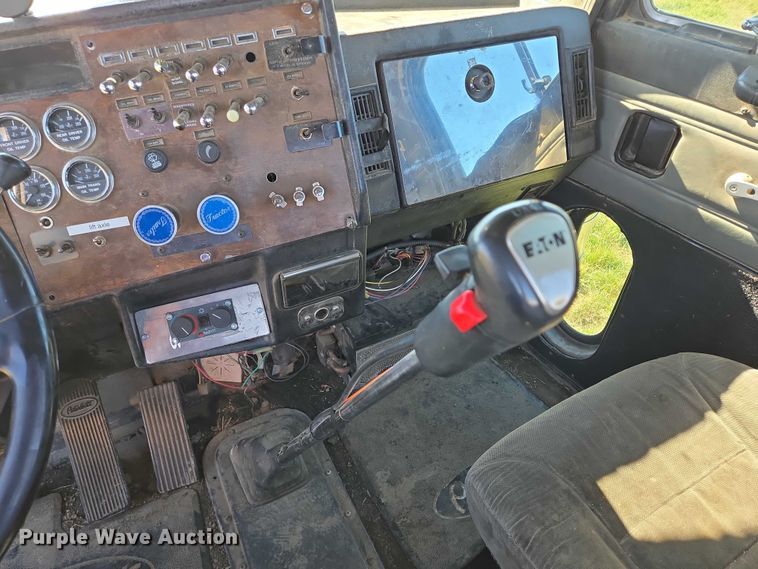 image for item DY1367 1996 Peterbilt 379 semi truck