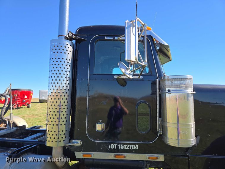 image for item DY1367 1996 Peterbilt 379 semi truck