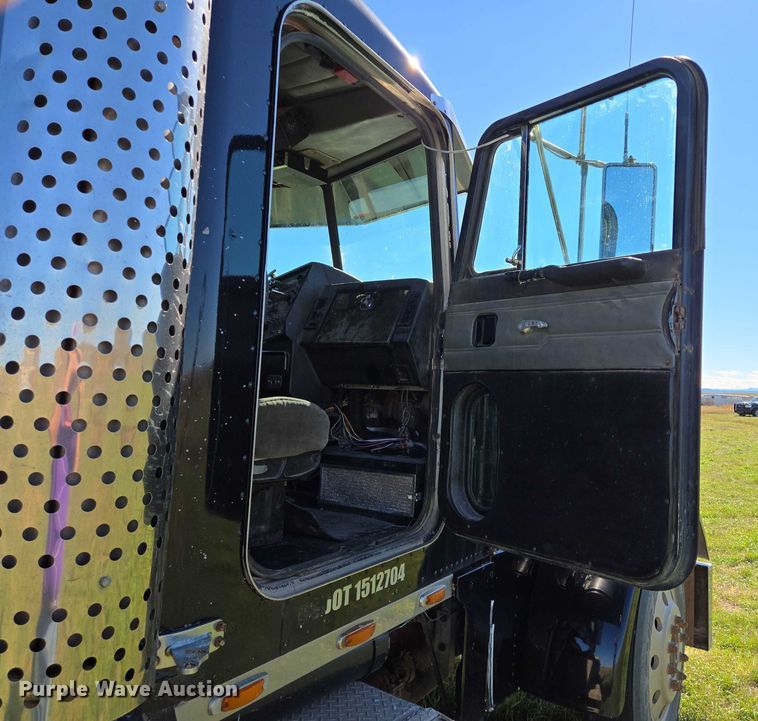 image for item DY1367 1996 Peterbilt 379 semi truck