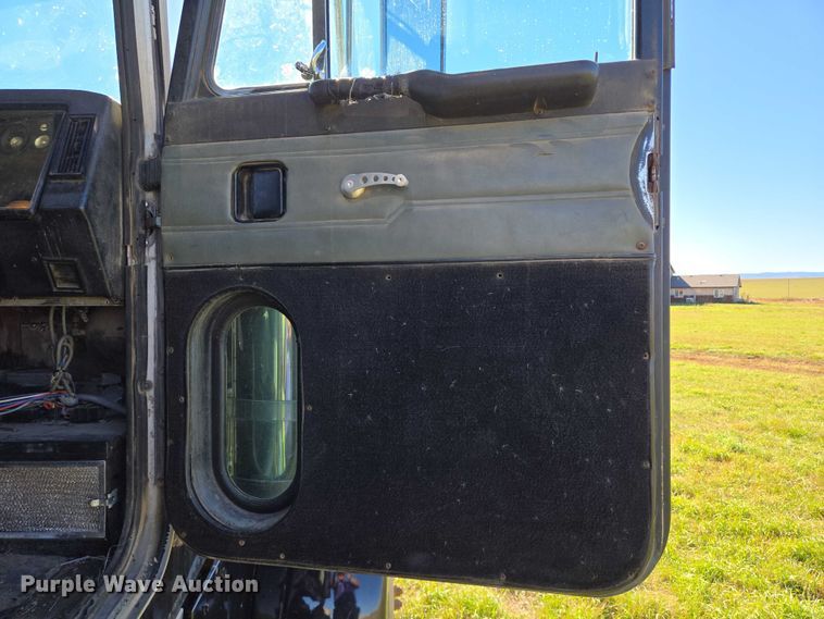 image for item DY1367 1996 Peterbilt 379 semi truck