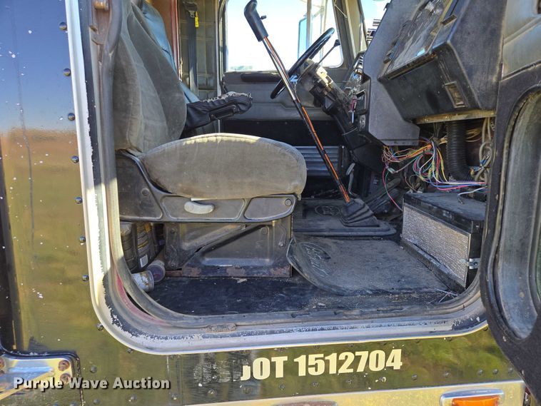 image for item DY1367 1996 Peterbilt 379 semi truck