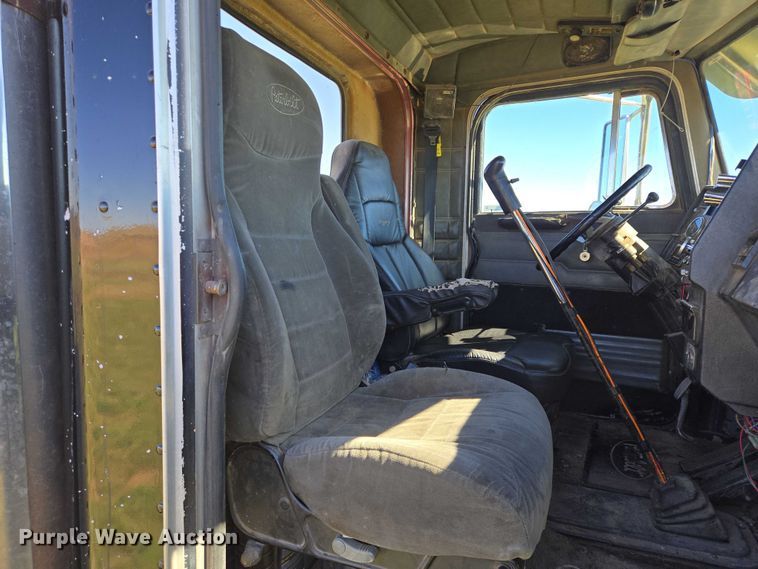 image for item DY1367 1996 Peterbilt 379 semi truck