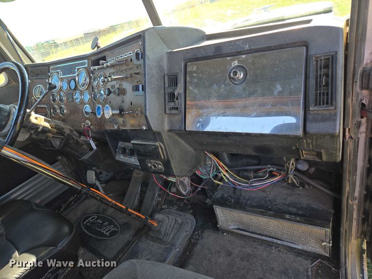 image for item DY1367 1996 Peterbilt 379 semi truck