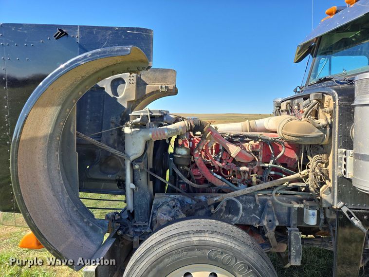 image for item DY1367 1996 Peterbilt 379 semi truck