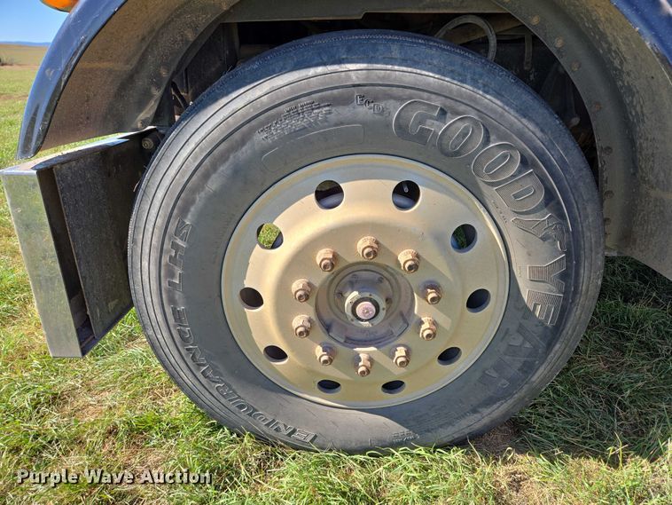 image for item DY1367 1996 Peterbilt 379 semi truck