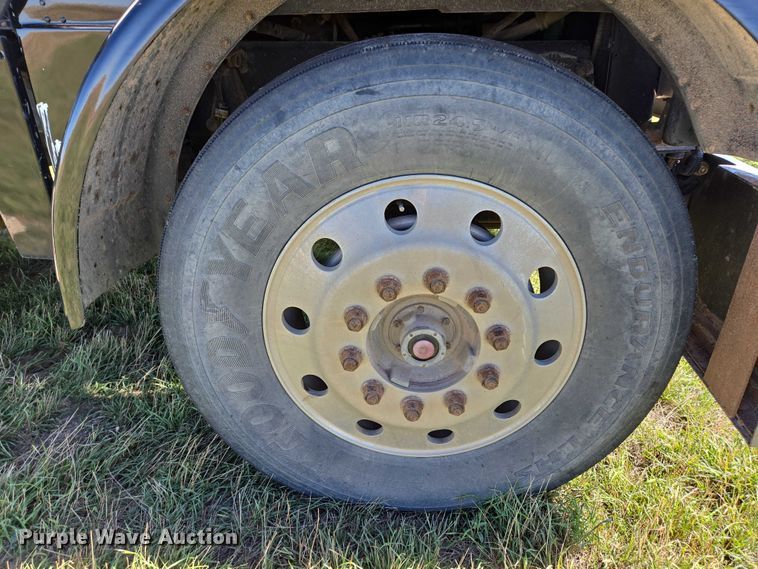 image for item DY1367 1996 Peterbilt 379 semi truck