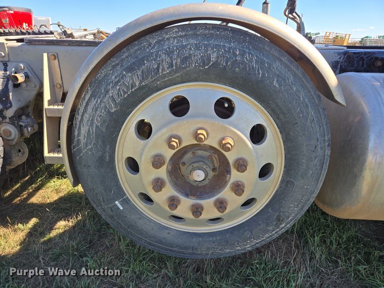 image for item DY1367 1996 Peterbilt 379 semi truck