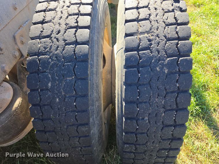 image for item DY1367 1996 Peterbilt 379 semi truck