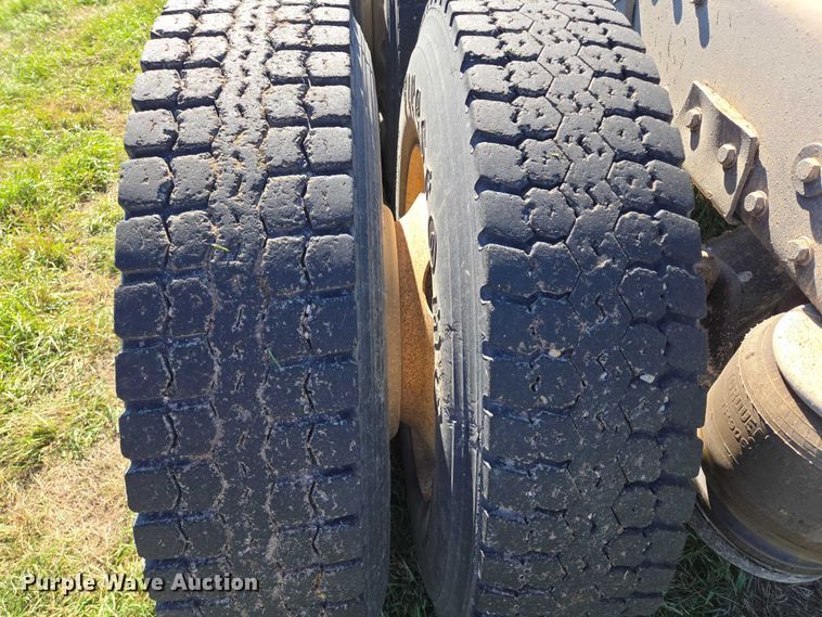 image for item DY1367 1996 Peterbilt 379 semi truck