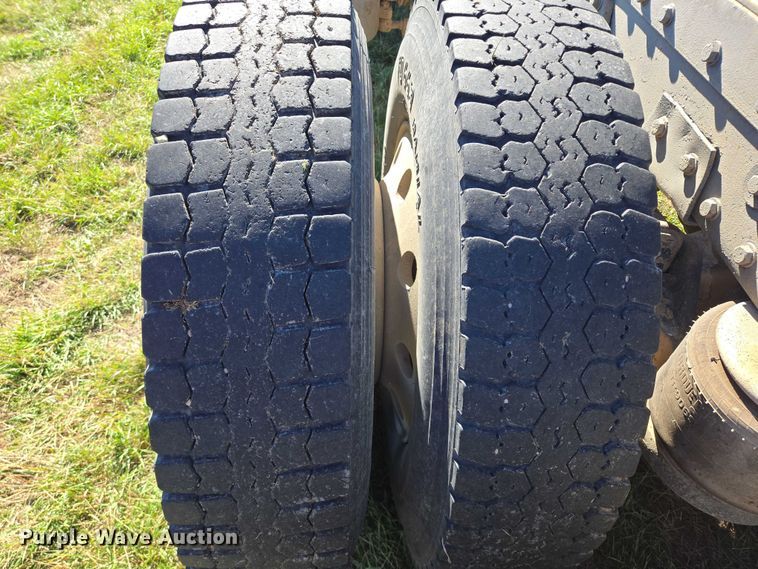 image for item DY1367 1996 Peterbilt 379 semi truck