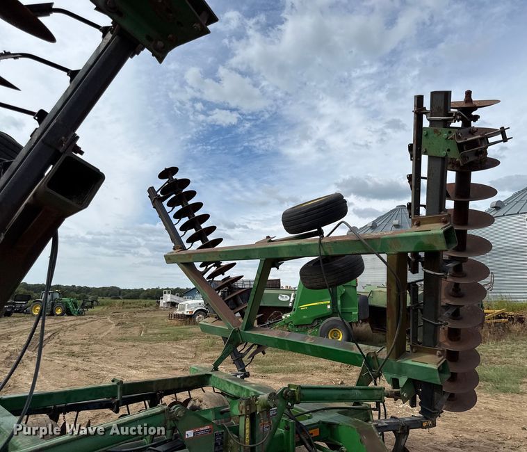 image for item DY8253 John Deere 630 tandem disk