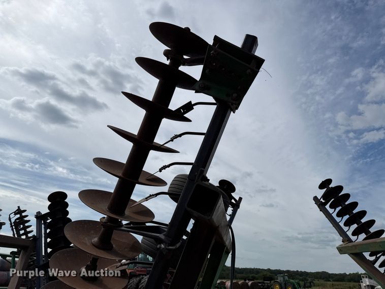 image for item DY8253 John Deere 630 tandem disk