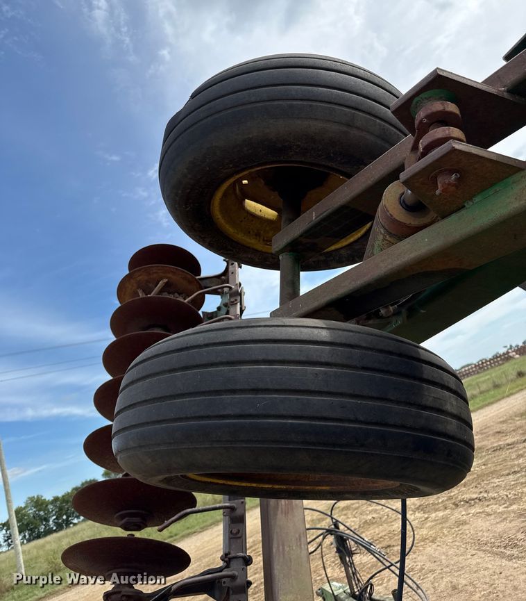 image for item DY8253 John Deere 630 tandem disk