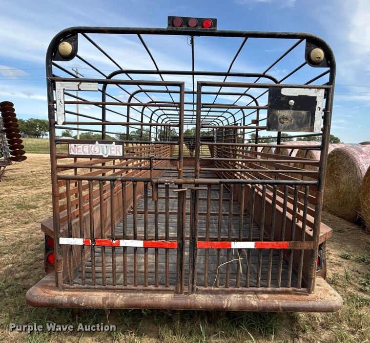 image for item DY8256 2011 Neckover livestock trailer