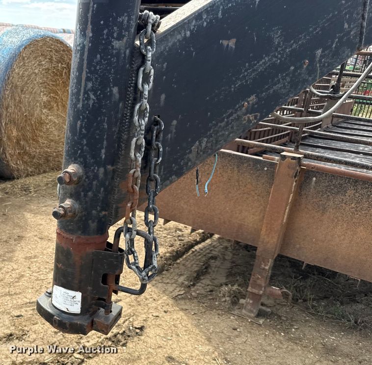 image for item DY8256 2011 Neckover livestock trailer