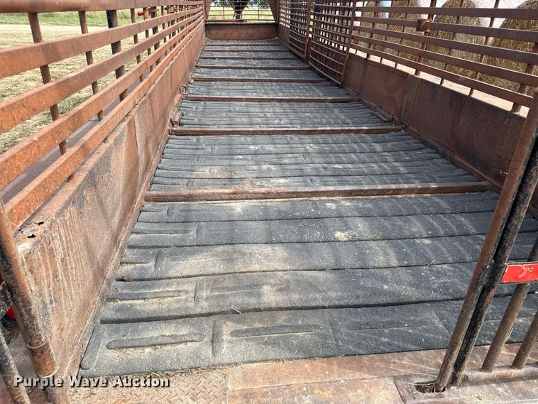 image for item DY8256 2011 Neckover livestock trailer