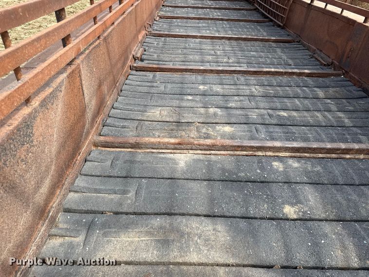 image for item DY8256 2011 Neckover livestock trailer