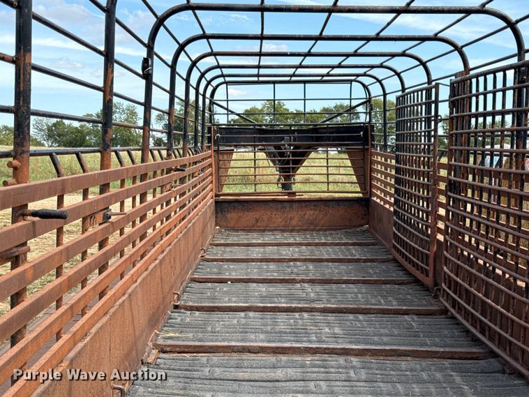 image for item DY8256 2011 Neckover livestock trailer