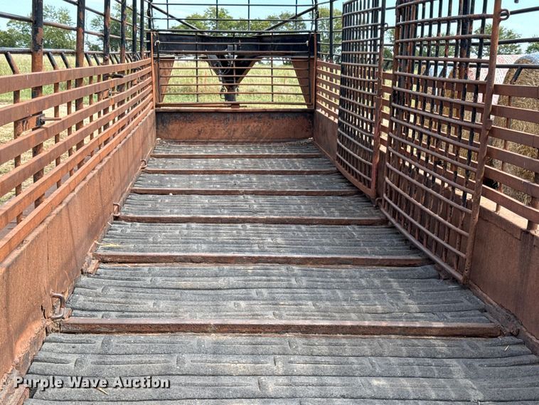 image for item DY8256 2011 Neckover livestock trailer