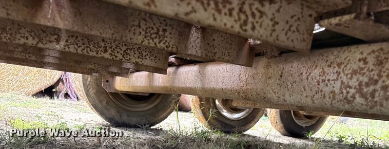 image for item DY8256 2011 Neckover livestock trailer