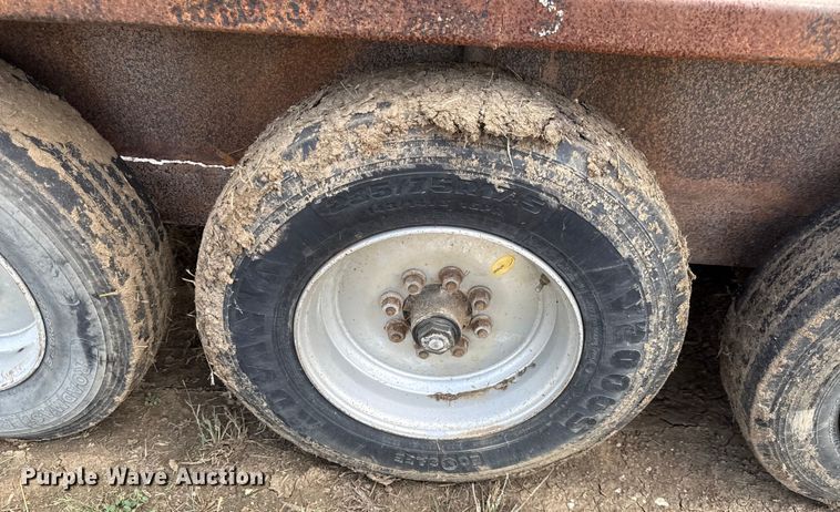 image for item DY8256 2011 Neckover livestock trailer