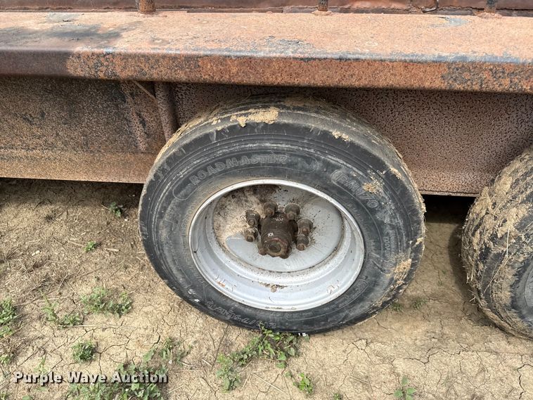 image for item DY8256 2011 Neckover livestock trailer