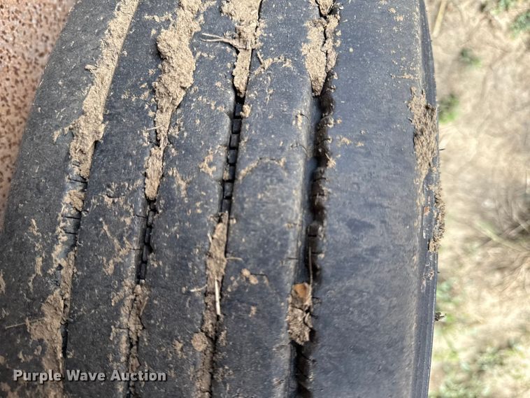 image for item DY8256 2011 Neckover livestock trailer