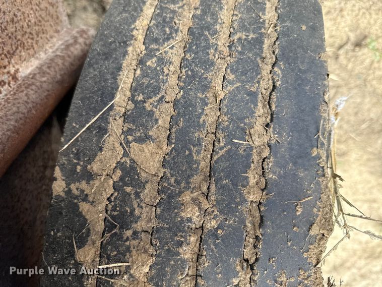 image for item DY8256 2011 Neckover livestock trailer