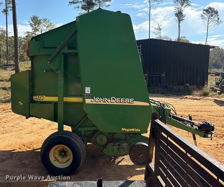 image for item EA7608 John Deere 467 round baler