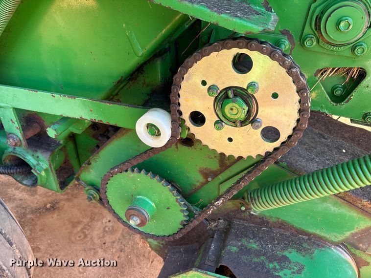 image for item EA7608 John Deere 467 round baler