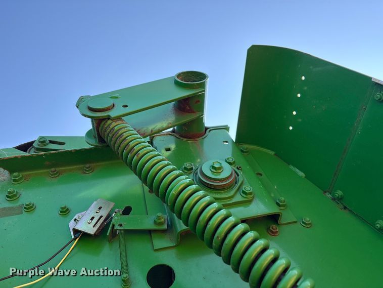 image for item EA7608 John Deere 467 round baler