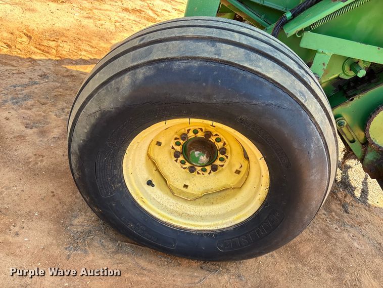 image for item EA7608 John Deere 467 round baler