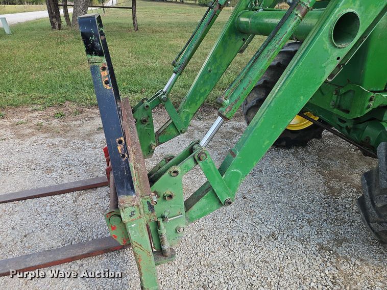 image for item EB8365 John Deere 2940 MFWD tractor