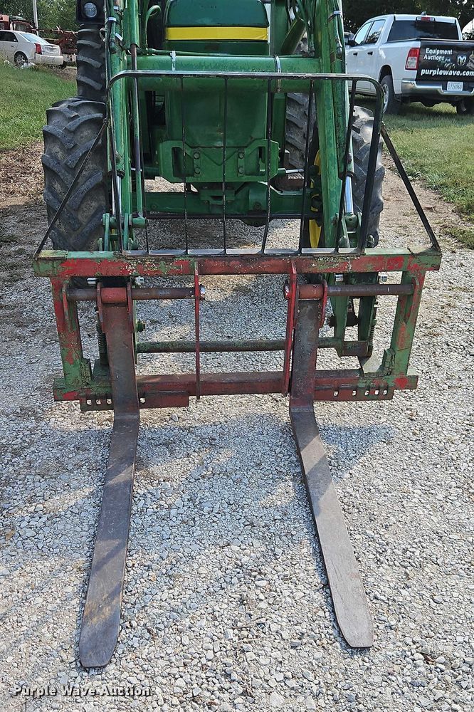 image for item EB8365 John Deere 2940 MFWD tractor