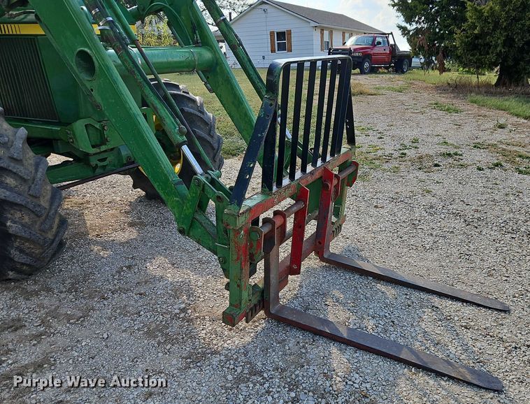 image for item EB8365 John Deere 2940 MFWD tractor