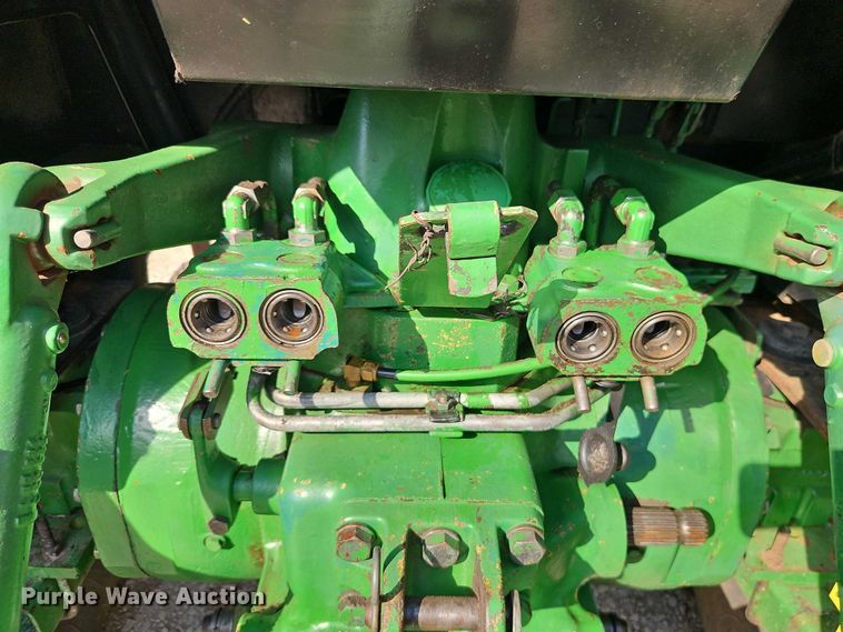 image for item EB8365 John Deere 2940 MFWD tractor