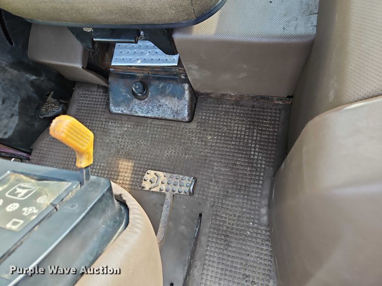 image for item EB8365 John Deere 2940 MFWD tractor