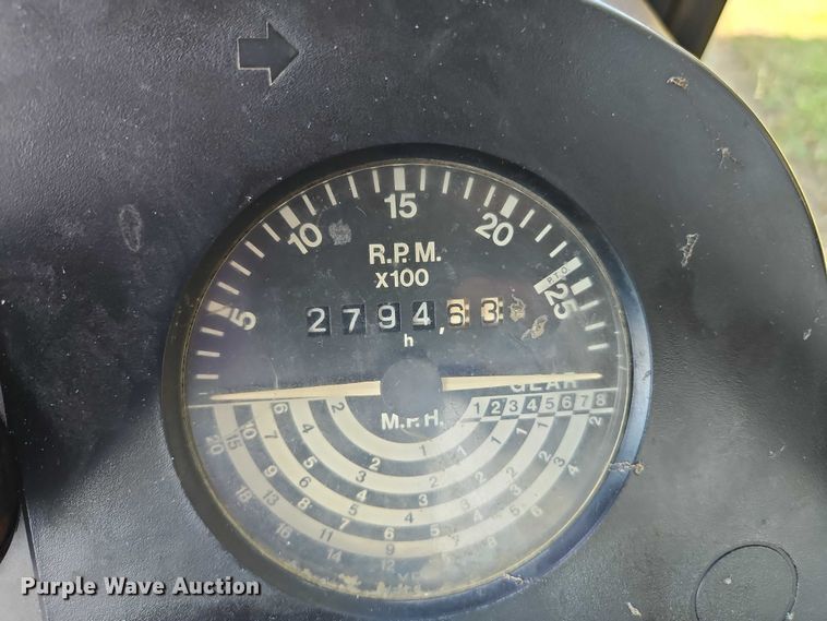 image for item EB8365 John Deere 2940 MFWD tractor