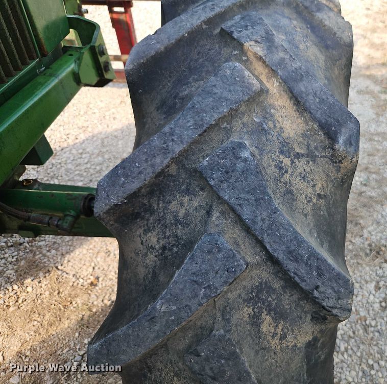 image for item EB8365 John Deere 2940 MFWD tractor