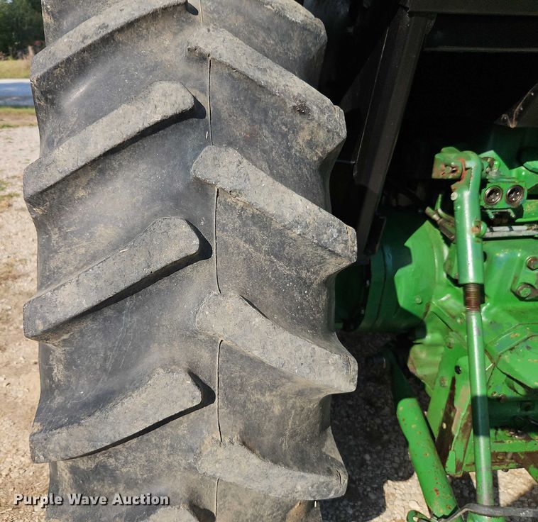 image for item EB8365 John Deere 2940 MFWD tractor