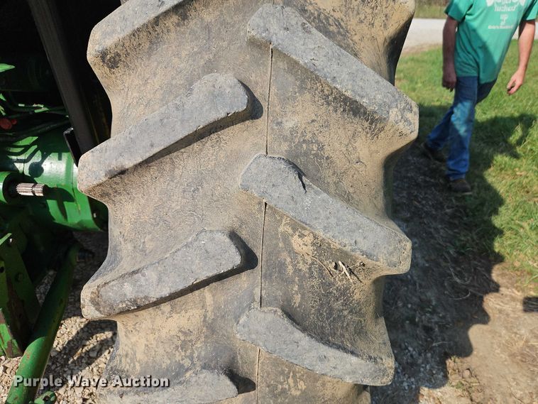 image for item EB8365 John Deere 2940 MFWD tractor