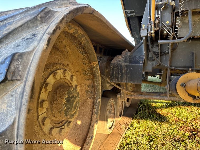 image for item ED2302 1999 Caterpillar Lexion 465 RWA combine