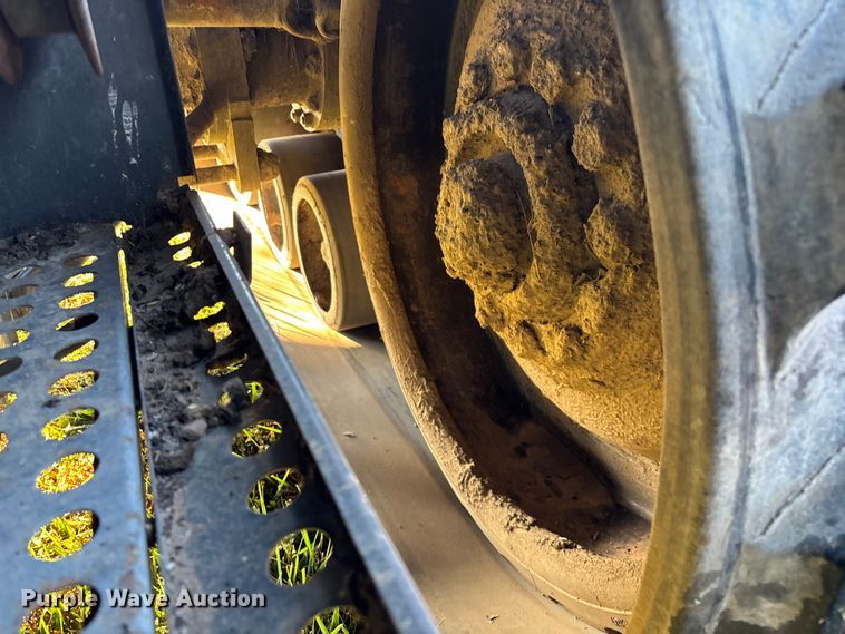 image for item ED2302 1999 Caterpillar Lexion 465 RWA combine