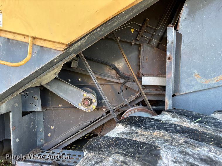image for item ED2302 1999 Caterpillar Lexion 465 RWA combine