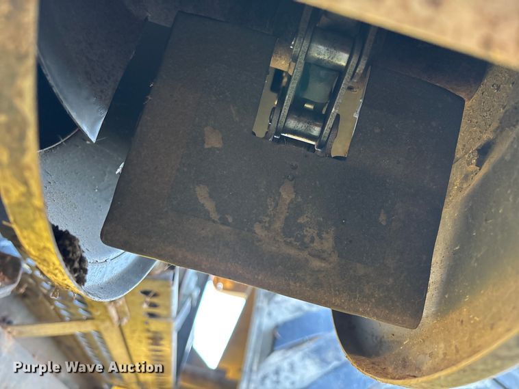 image for item ED2302 1999 Caterpillar Lexion 465 RWA combine