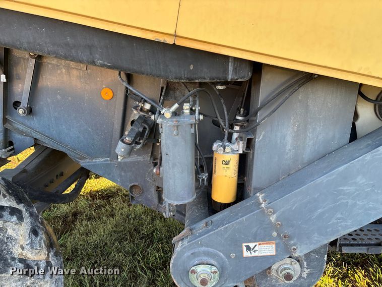 image for item ED2302 1999 Caterpillar Lexion 465 RWA combine