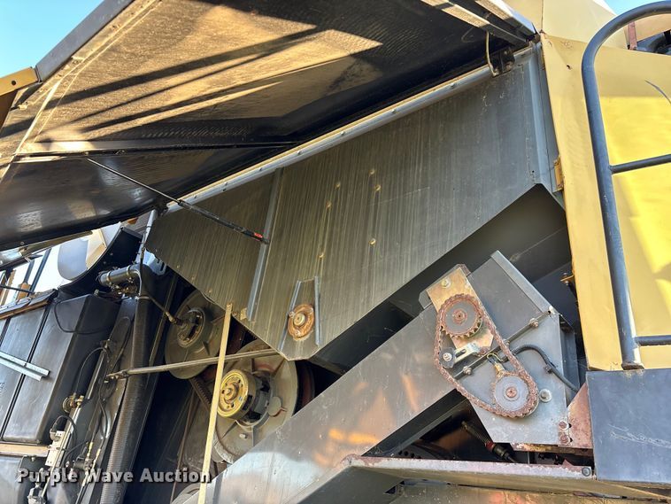 image for item ED2302 1999 Caterpillar Lexion 465 RWA combine