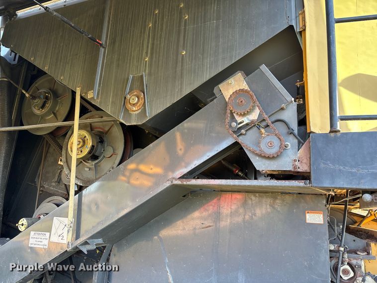 image for item ED2302 1999 Caterpillar Lexion 465 RWA combine