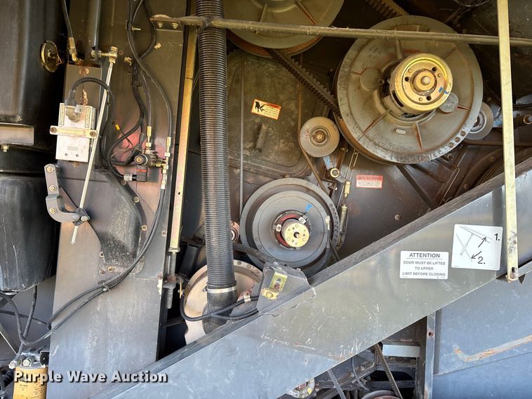 image for item ED2302 1999 Caterpillar Lexion 465 RWA combine